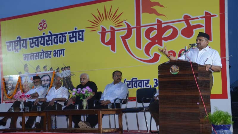 बरसते बादलों के बीच राष्ट्रीय स्वयंसेवक संघ के स्वयंसेवकों का पराक्रम