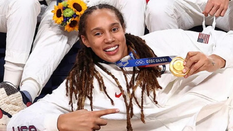 स्टार ओलंपियन के बदले बाइडेन ने छोड़ा ‘मौत का सौदागर’, अमेरिका-रूस के बीच कैदियों की रिहाई