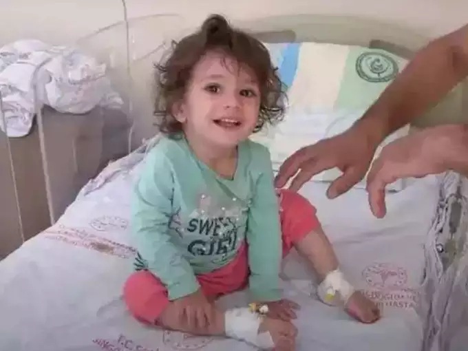 सूरत पर मत जाइए, इस बच्ची ने सांप के टुकड़े कर दिए..!