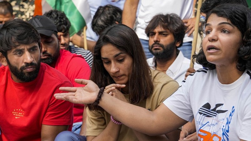 विनेश के तीखे सवालों का जवाब मिला; भारतीय स्पोर्ट्स के दिग्गज उतरे पहलवानों के समर्थन में; कहा झंडा फहराने वाले इन सितारों का सड़क पर न्याय मांगना बेहद दुखद 