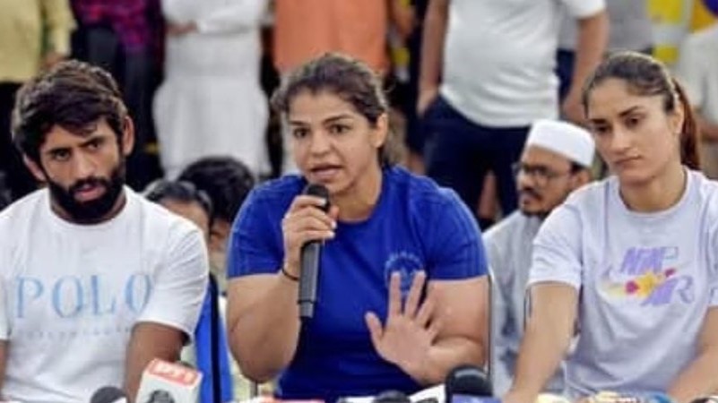 साक्षी, बजरंग और विनेश नौकरी पर वापिस लौटे लेकिन प्रोटेस्ट से हटने पर क्या दिया जवाब..!