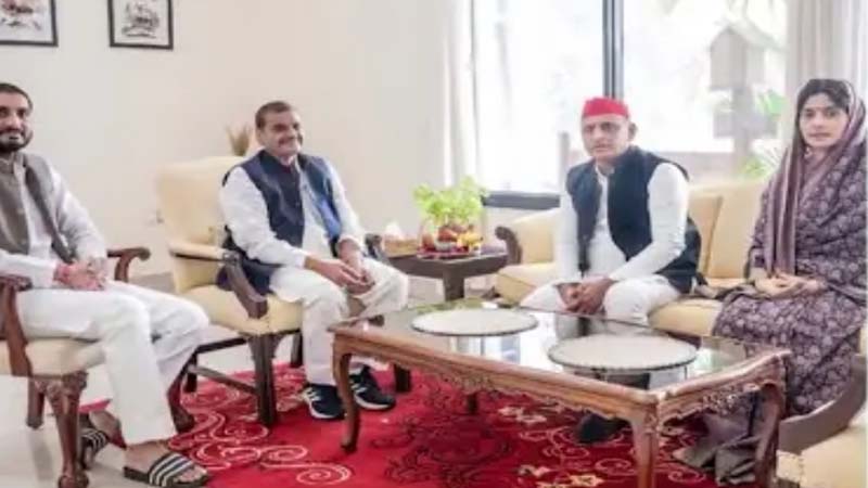 मैनपुरी सीट है प्रतिष्ठा का प्रश्न, मुलायम कुनबे ने झोंकी ताकत,कर रहे हैं डोर टू डोर डिंपल को वोट देने की अपील 