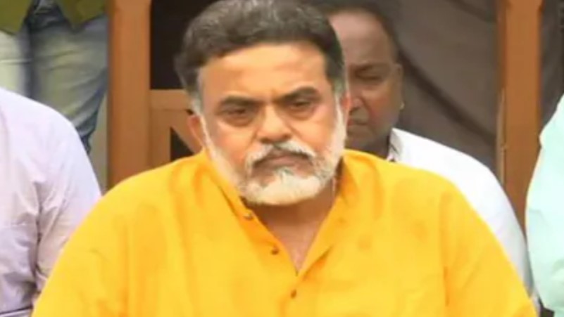 इधर दिया वरिष्ठ व दिग्गज कांग्रेसी नेता संजय निरुपम ने इस्तीफ़ा...उधर पार्टी ने दिखाया बाहर का रास्ता