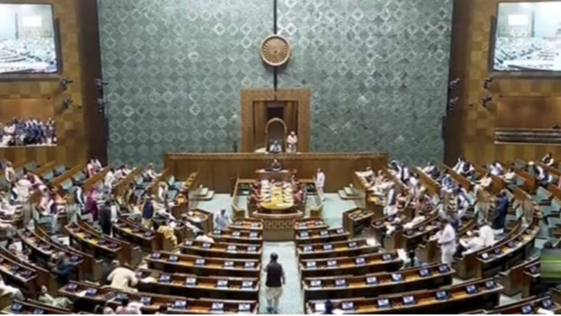 लोकसभा सुरक्षा उल्लंघन को लेकर सदन में हंगामा, 15 सांसद निलंबित, लोकसभा स्थगित