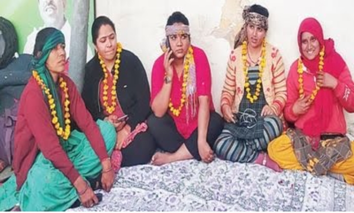 अपने हक़ की नौकरी की मांग लेकर हड़ताल पर बैठी महिलाएं खुले आसमान के नीचे गुजार रही हैं दिन-रात पर मंत्रीजी सुनते ही नही...