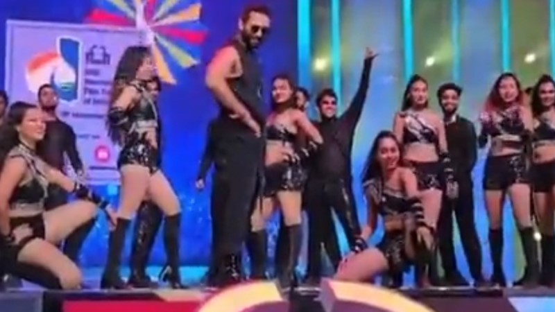 IFFI में धमाकेदार डांस के दौरान बिगड़ा शहीद कपूर का बैलेंस , गिरे उठे और फिर करने लगे डांस , वायरल वीडियो देखें [