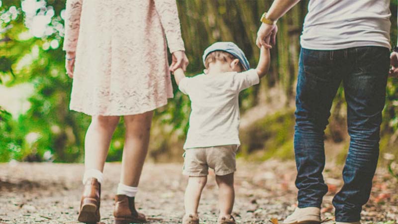 कितना सुरक्षित है बच्चे के जीवन को इंटरनेट पर डालना..?