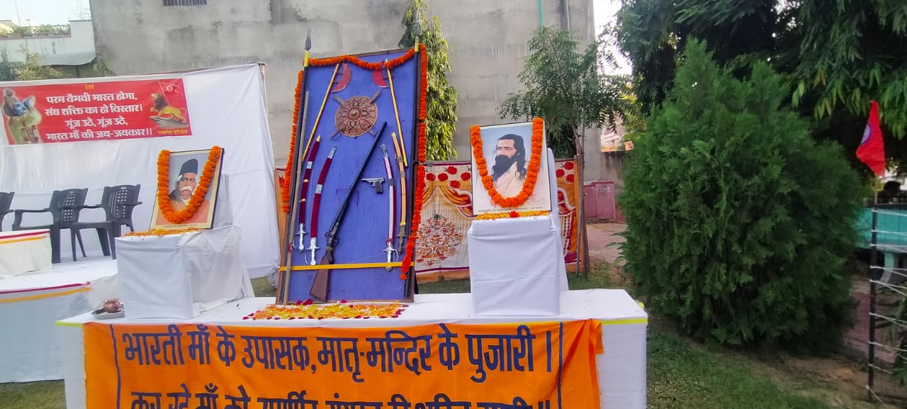 देश भर में पूरे हर्षोल्लास के साथ मनाया जा रहा है दशहरा, राष्ट्रीय स्वयंसेवक संघ ने किया पथसंचलन