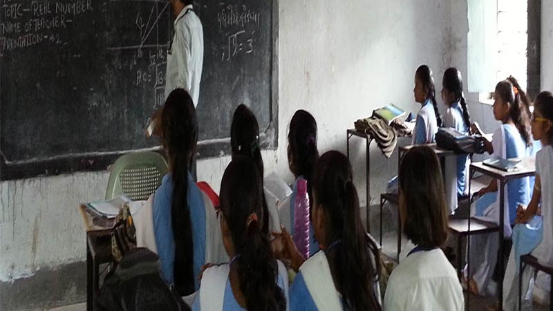 पढ़ाई के दौरान ध्यान ना देने के शक में शिक्षक ने मारा ऐसा थप्पड़ कि फट गया विद्यार्थी के कान का पर्दा..!