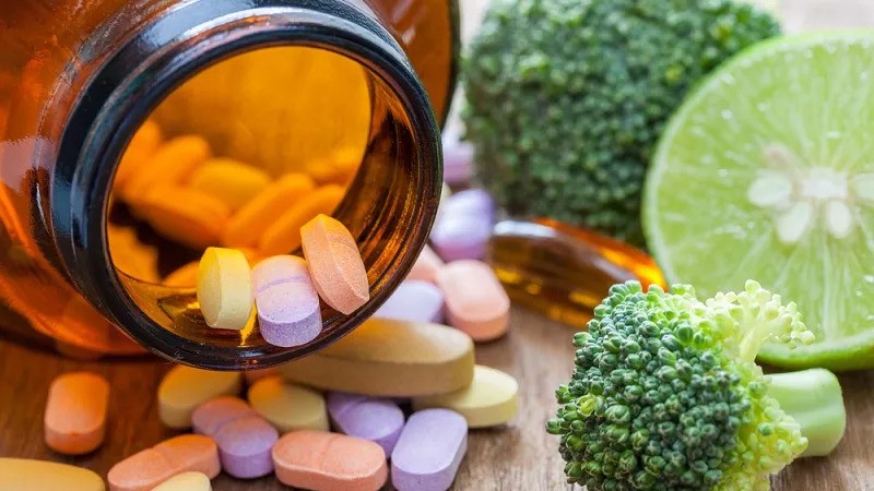 ब्रिटेन के वैज्ञानिक ने खोली सप्लीमेंट फूड्स की पोल, कहा 'सप्लीमेंट्स का कोई स्वास्थ्य लाभ नहीं है, असली खाना खाएं'