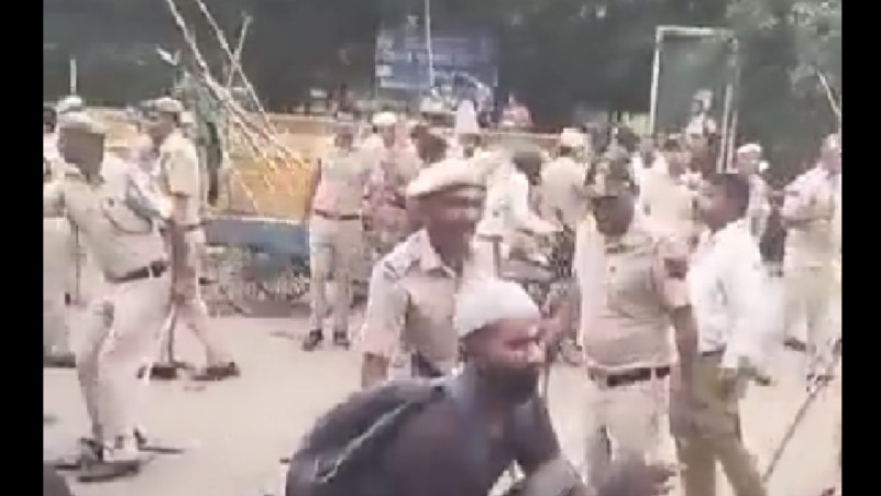 दिल्ली में ताजिया के दौरान भीड़ ने की पुलिस के साथ हिंसा, वही UP में हाईटेंशन तार की चपेट में ताजिया