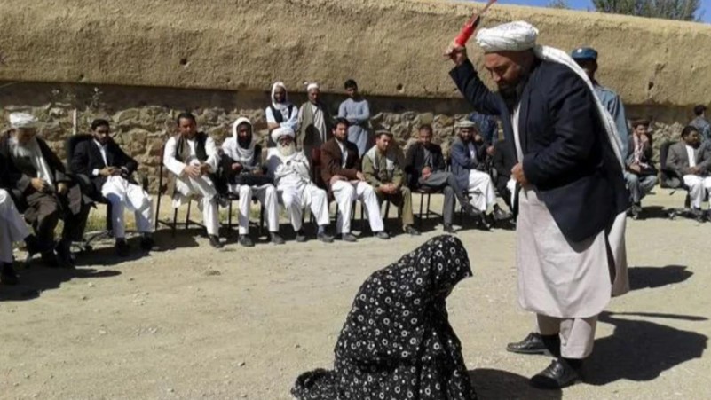 तालिबान: एक बार फिर सार्वजनिक फांसी और पिटाई जैसी कठोर सज़ाओं से अफगानी महिलाओं के ज़िंदगी सांसत में 