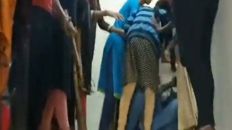 रणचण्डिका बन गयीं मासूम छात्राएं; यौन उत्पीड़न करने वाले हेडमास्टर की झाड़ू, डंडों से खूब करी पिटाई ;वीडियो हुआ वायरल ; देखें वीडियो ..