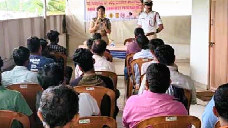 यातायात विभाग की शानदार प्रयास..! जुर्माने के अलावा नाबालिग बच्चों को सबक देने का नायाब तरीका जरूर पढें