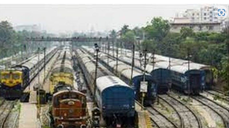 यात्रीगण कृपया ध्यान दें..! भयानक बारिश के कारण 17 ट्रेनें कैंसिल और 12 के रूट बदले , देखें पूरी लिस्ट...