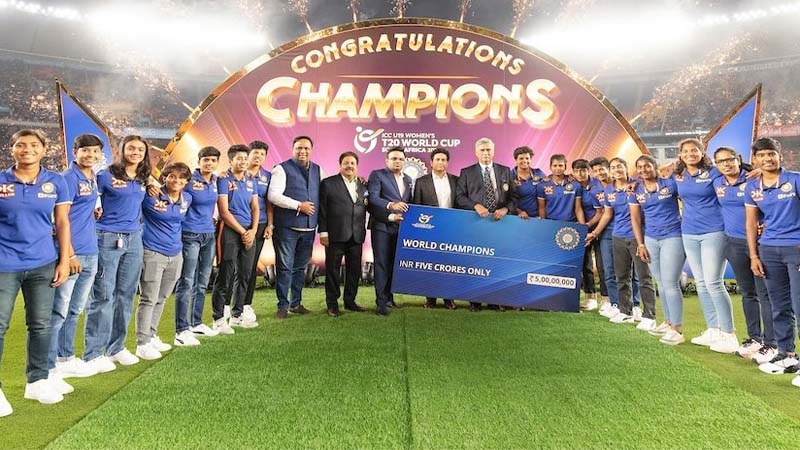 U-19 टी-20 वर्ल्ड कप विजेता भारतीय टीम को भारत रत्न सचिन तेंदुलकर के हाथों मिला 5 करोड़ का इनाम, नरेंद्र मोदी स्टेडियम में हुआ सम्मान