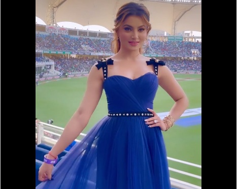 ‘नीली परी' बनकर पहुंची उर्वशी, पाकिस्तान के खिलाफ मैच में भारत को किया चीयर