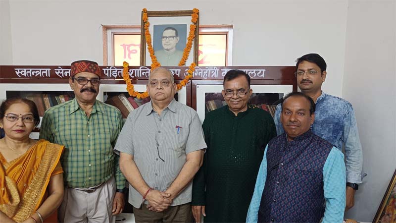 श्री कान्यकुब्ज ब्राह्मण विकास समितिः दीपावली स्नेह मिलन समारोह में स्वर्गीय पंडित शांति स्वरूप अग्निहोत्री द्वारा संकलित पुस्तकें समाज को भेंट, वाचनालय का उद्घाटन