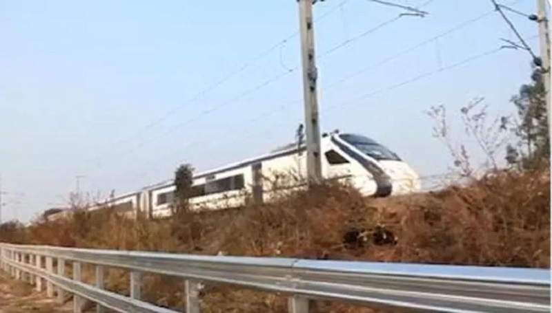 जानवरों से ‘नाक’ बचाने के लिए वंदे भारत एक्सप्रेस को मिला मेटल कवच... पूरे रूट पर मेटल बीम फेंसिंग बनेगी ‘बॉडीगार्ड’