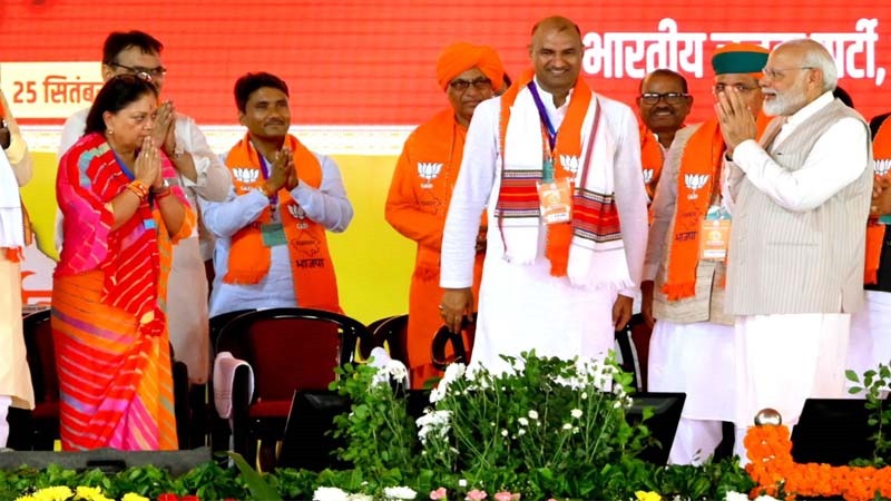 राजस्थान में पीएम नरेंद्र मोदी की जनसभा में वसुंधरा राजे क्या हो गईं साइडलाइन...!