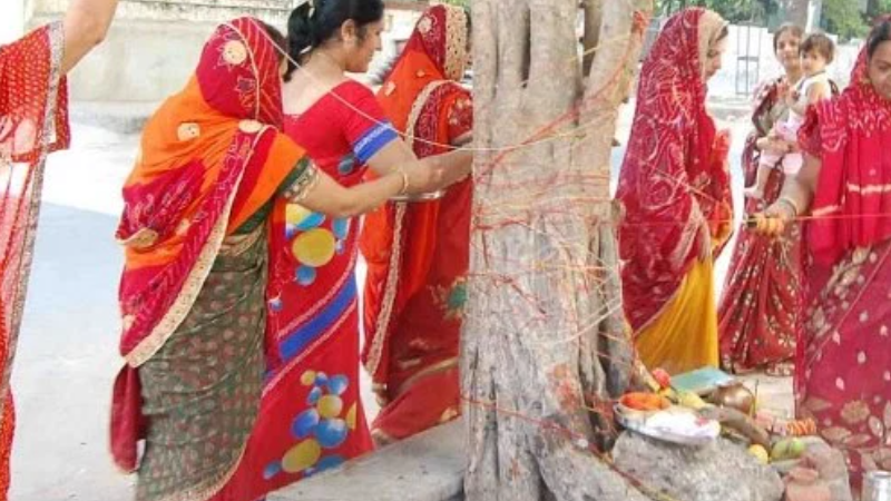 पति की   दीर्घायु और परिवार के सुख की कामना लिए स्त्रियां 19 मई को करेंगी वट सावित्री व्रत , यहाँ पढ़ें महत्त्व,व पूजा विधि