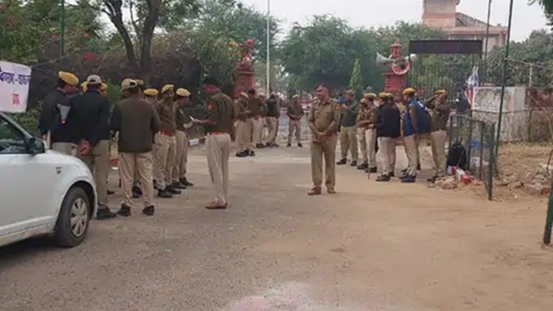 जयपुर के जेएलएन मार्ग स्थित कॉमर्स कॉलेज ईवीएम मशीनों की सुरक्षा में तैनात आईटीबीपी के हथियार लैस जवान।