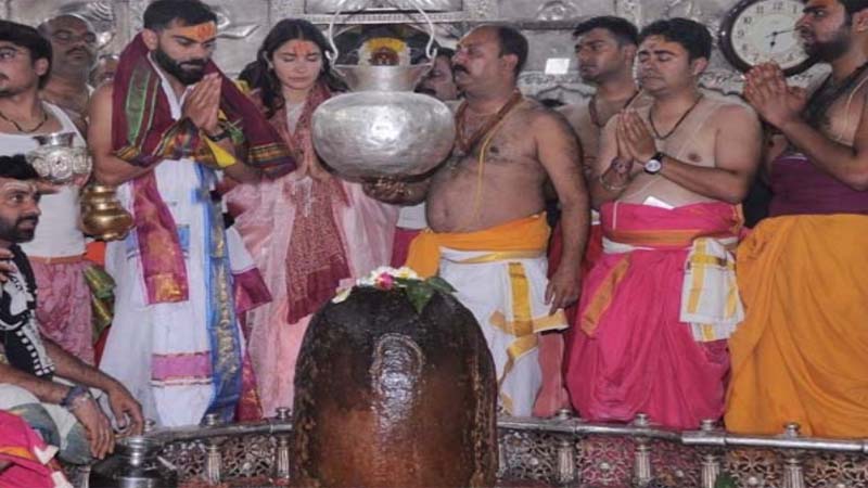 बिना किसी वीआईपी ट्रीटमेंट के महाकाल की भस्म आरती में शामिल हुए विराट-अनुष्का, लोगों को बेहद भा आ रही है उनकी ऐसी सादगी ..!