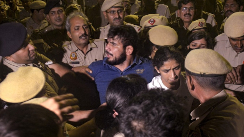 पुलिस और पहलवानों के बीच बड़ी झड़प, विनेश,साक्षी ने दी मैडल की दुहाई