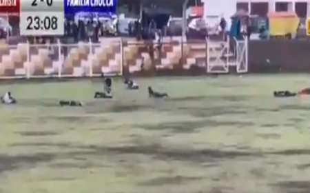 चलते फुटबॉल मैच के दौरान बिजली गिरने से एक खिलाड़ी की मौत और 5 घायल