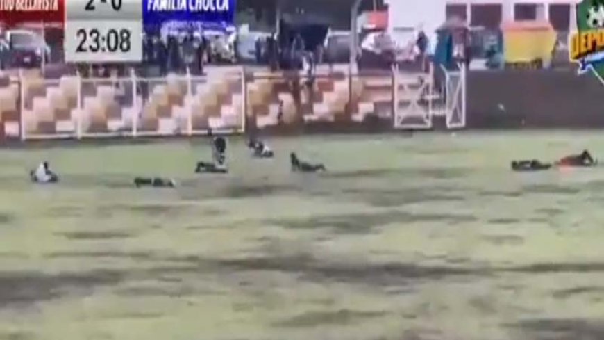 चलते फुटबॉल मैच के दौरान बिजली गिरने से एक खिलाड़ी की मौत और 5 घायल