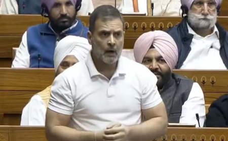 संसद में राहुल गांधी ने 'संविधान बनाम मनुस्मृति' की तुलना की