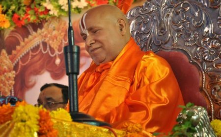 राम मंदिर मामले में महत्वपूर्ण भूमिका निभाने वाले रामभद्राचार्य ने आरएसएस प्रमुख के 'मंदिर' वाले बयान की आलोचना की