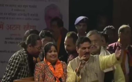 पूर्व पीएम अटल बिहारी वाजपेयी के जयंती कार्यक्रम में 'रघुपति राघव' भजन पर बवाल, बिहार में सियासी विवाद