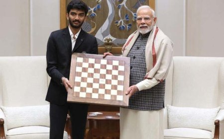 PM नरेंद्र मोदी ने D Gukesh से की मुलाकात, वर्ल्ड चैंपियन से मिला साइन किया हुआ शतरंज बोर्ड
