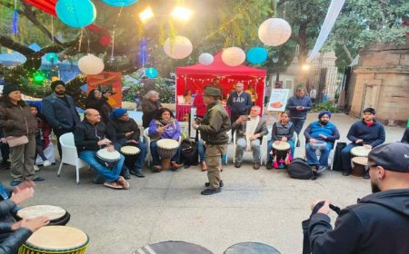 बीकानेर हाउस के संडे मार्केट में छाई विभिन्न संगीत वाद्यों की गूंज, दिल्ली ड्रम सर्कल के तालवादकों द्वारा अपने ताल वादन से प्रसिद्ध तबला वादक स्वर्गीय जाकिर हुसैन को दी श्रद्धांजलि