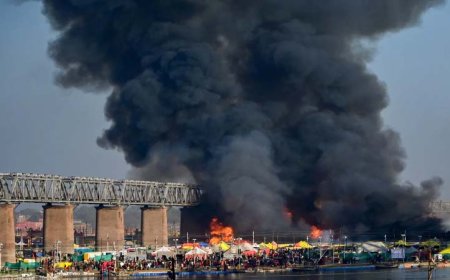 प्रयागराज महाकुंभ में 20 टेंट्स में सिलेंडर ब्लास्ट से लगी आग, सीएम योगी ने किया प्रभावित क्षेत्र का दौरा