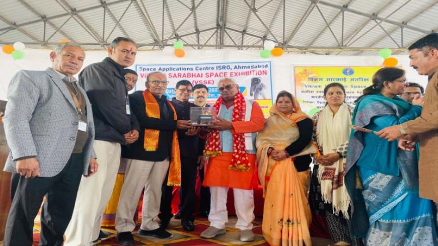 इसरो की सफलताओं से तिरंगा आसमान छू रहाः दिलावर