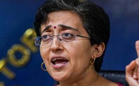 दिल्ली चुनाव के चंद घण्टों के बाद सीएम कार्यालय के दो कर्मचारी 5 लाख रुपये सहित पुलिस हिरासत में..!