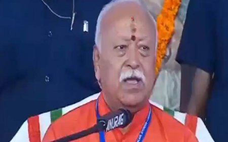 आरएसएस प्रमुख मोहन भागवत ने कहा, सार्वजनिक आयोजनों के दौरान हिंदुओं को पारंपरिक परिधान पहनने चाहिए, स्थानीय भोजन करना चाहिए और अंग्रेज़ी नहीं बोलनी चाहिए