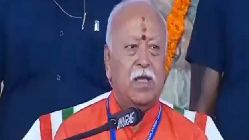 आरएसएस प्रमुख मोहन भागवत ने कहा, सार्वजनिक आयोजनों के दौरान हिंदुओं को पारंपरिक परिधान पहनने चाहिए, स्थानीय भोजन करना चाहिए और अंग्रेज़ी नहीं बोलनी चाहिए