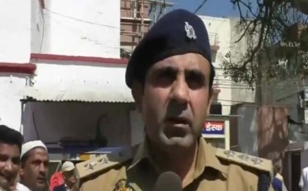 'होली पर मुसलमान घर से न निकलें अगर...' : संभल CO के बयान पर विवाद, जुमे को लेकर टिप्पणी से बढ़ा बवाल