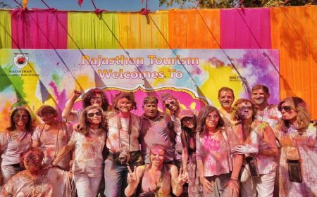 जयपुर की खासाकोठी में हजारों की संख्या में विदेशी पर्यटकों ने जमकर खेली होली, देशी गीतों पर किया डांस, मटका दौड़ और साफा बाँधने की प्रतियोगिता में की सहभागिता