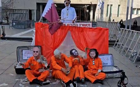 तेल अवीव कोर्ट के बाहर प्रदर्शनकारियों ने नेतन्याहू को 'कठपुतली' के रूप में दर्शाया