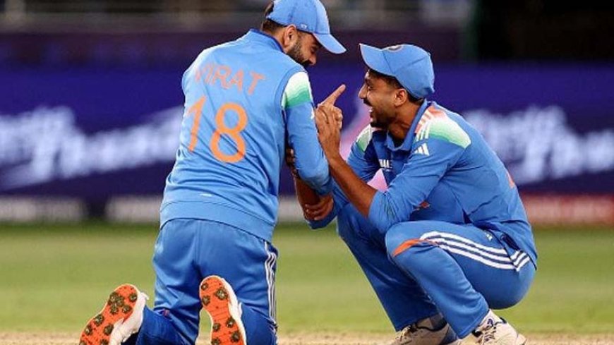 अक्षर पटेल के पैर छूने से लेकर क्रिस्टियानो रोनाल्डो के 'Siu' तक, IND vs NZ मुकाबले में विराट कोहली के ऑन-फील्ड कारनामे हुए वायरल