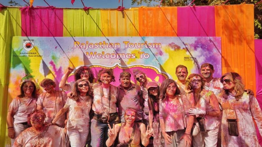 जयपुर की खासाकोठी में हजारों की संख्या में विदेशी पर्यटकों ने जमकर खेली होली, देशी गीतों पर किया डांस, मटका दौड़ और साफा बाँधने की प्रतियोगिता में की सहभागिता