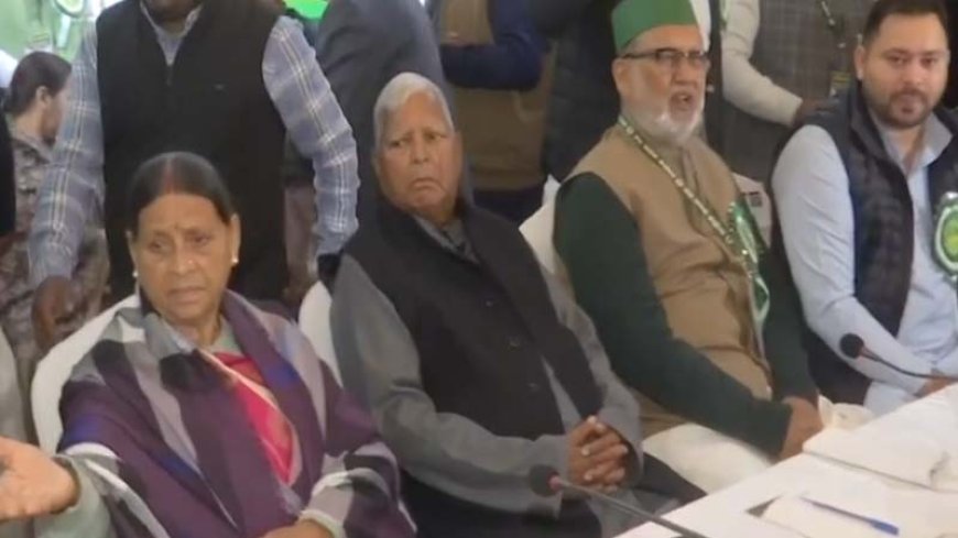 ईडी के सामने पेश हुईं राबड़ी देवी, तेज प्रताप; लालू प्रसाद को बुधवार को तलब किया गया