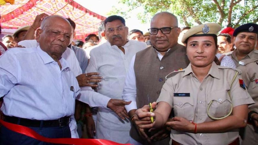 केंद्रीय पर्यावरण मंत्री ने खैरथल-तिजारा में महिला पुलिसकर्मी से करवाया महिला पुलिस थाने का उद्घाटन