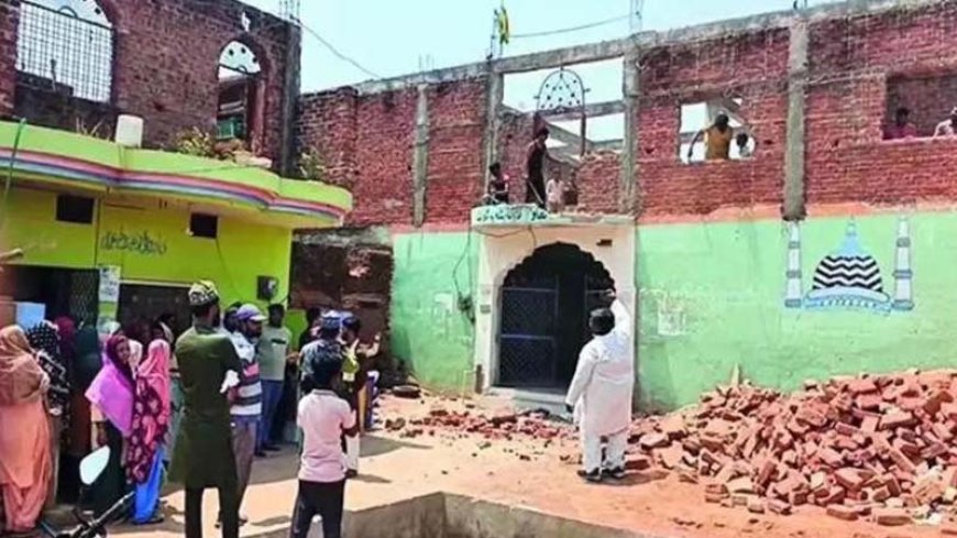 वक्फ अधिनियम के बाद पहली कार्रवाई: MP में मदरसे को संचालकों ने स्वयं तोड़ा