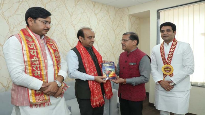 भाजपा के राष्ट्रीय प्रवक्ता सुधांशु त्रिवेदी को “भारतीय ज्ञान परम्परा और समग्र स्वास्थ्य” पुस्तक भेंट
