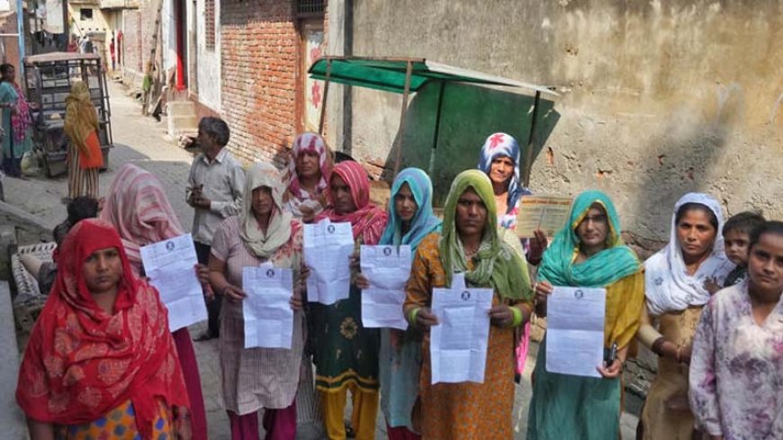 हापुड़ में पीएम आवास योजना में बने दलितों के घरों को खाली करने का नोटिस: "कहा गया था कि घर खाली करें, लेकिन आप हेकड़ी पर अड़े हैं"